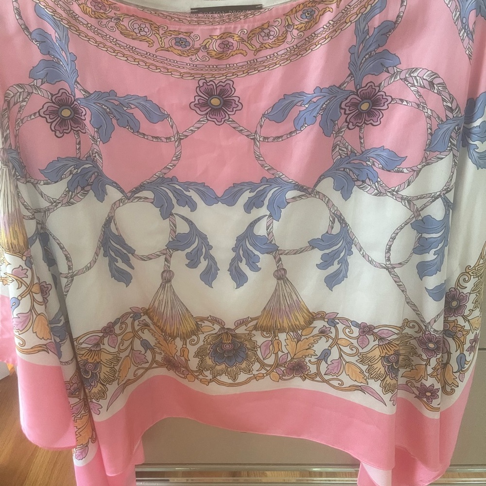 Silk colorful top .. looks beautiful with a pair of white pants - Picture 3 of 3